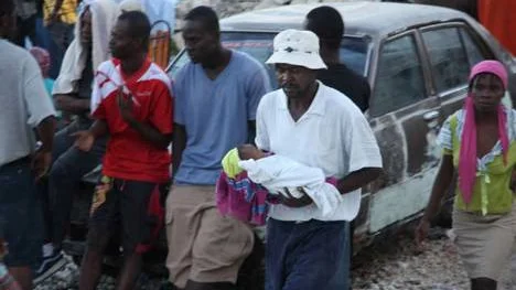 Det sedan tidigare hårt drabbade haitiska folket är nu dubbelt drabbat. Det råder totalt kaos i huvudstaden Port-au-Prince.