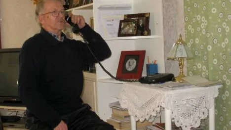 Invånarna i Mettä Dokkas har problem med sin fasta telefonförbindelse. När någon ringer till Bruno Johansson ringer det samtidigt hos hans grannar. "Det är precis som de gamla telefonväxlarna som fanns i byarna", säger han. Man kunde höra flera stycken prata samtidigt. FOTO: John Filipsson