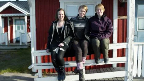 Små röda stugor fungerar som studentboende i Lannavaara. Det är mycket som är annorlunda jämfört med de stora universitetsstädernas campus. Elin Jönsson, Helene Andersson och Tina Falklind Holm stortrivs ändå. FOTO: HANS STERNLUND