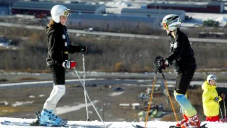 Sofie Gidlund från Kiruna och Moa Gabrielsson från Piteå tar en paus i årets första träningspass.                                                                               FOTO: Hans Sternlund