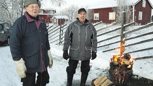 Det fanns flera brasor att värma sig vid. Sven-Erik Stöckel och Sten Fjällborg från Jukkasjärvi hembygdsförening höll koll på eldarna.FOTO: Alexander Linder