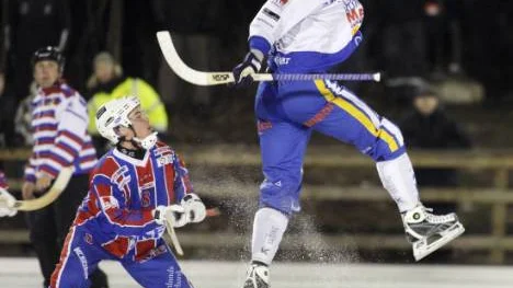Fem nya fullträffar från Antti Ekman blev det i går mot jumbon Katrineholm. HT Bandys jakt på en slutspelsplats lever i allra högsta grad.