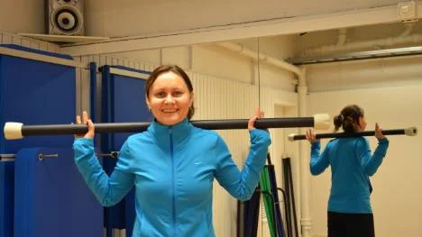 Att träna ger Olga Larsson glädje och välmående i både kropp och själ. Detta vill hon förmedla till sina passdeltagare. Stången hon har             på axlarna används i bland annat body sculpt.FOTO: Maria Ödalen
