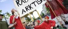 Jultomtar protesterade mot oljeborrning i Arktis