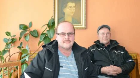 Jouni Bask håller i en obetald elfaktura från Ekfors kraft. Roland Juntti har i stället betalat dubbelt.