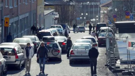 Geologgatan i Kiruna en fredag eftermiddag. Det är inte alla som parkerar helt enligt anvisningarna.
FOTO: HANS STERNLUND