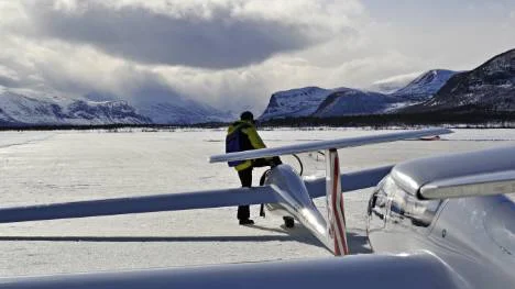 Ett 15-tal segelflygplan var med på årets Kebneläger. Här är ett ekipage på tur att ge sig upp i vågvindarna över Kebnekaisemassivet.FOTO: THORVALD BURMAN