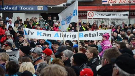 Parkeringen vid Folkets hus i Kiruna var proppfull av demonstranter. Grovt uppskattat kan det ha varit 1 500 till 2 000 personer som var på fötter.FOTO: Hans Sternlund