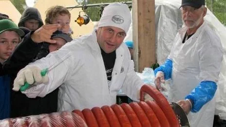 100 meter falukorv och nytt världsrekord. Magnus Kvickström, vd, och Bengt Lundkvist, säljare på Jokkmokks korv, gör sig beredda att skära upp den.                                                                                                                                 FOTO: John Filipsson