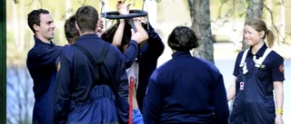 Tonårsflicka fastande i babygunga