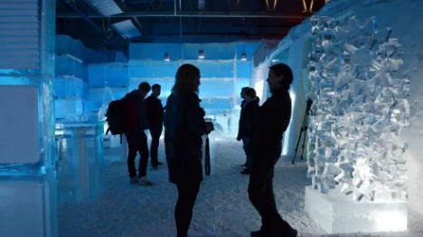 Miniatyren av ishotellet som har byggts upp för första gången inför sommarsäsongen kan vara en förklaring till den ökad gästtillströmningen till Icehotel. Det kan också finnas ännu enklare förklaringar.
FOTO: HANS STERNLUND