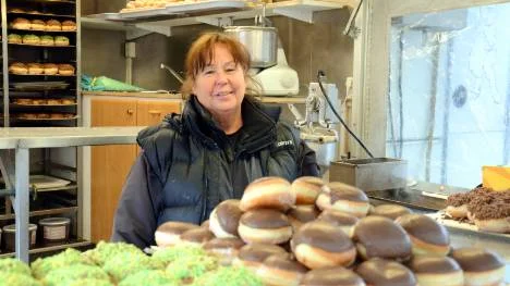 Inger Andersson från Vilhelmina tycker att Gällivare marknad är ett bra ställe att sälja munkar på.FOTO: Sandra Daniloff