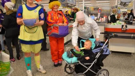 Pippi Långstrump alias Maria Hällgren och clownen Cecilia Olofsson tog hand om barnen. Här träffar de lille Kevin Skogh som besöker Norrskensgallerian med sin mamma Johanna Boklöv.