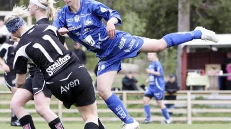 Annina Wede blev stor matchvinnare för sitt Alvik när laget tog säsongens fösrta seger i damtvåan.