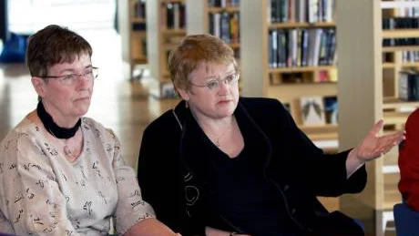 Monica Carlsson och Siv Holma passade på att hålla presskonferens om de satsningar vänsterpartiet vill göra inom kulturens område. "Inte är boken död, långt därifrån", sade landstingsrådet om förståsigpåare som dömt ut böckerna. Foto: Bengt-Åke Persson