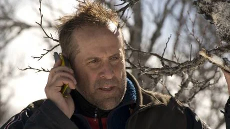 Stormare förlorar mobiltäckningen i den jämtländska fjällvärlden i utmärkta Lapplandsvästern "Varg". "En gripande historia i skuggan av den pågående rovdjursdebatten", skriver Nils Johansson.