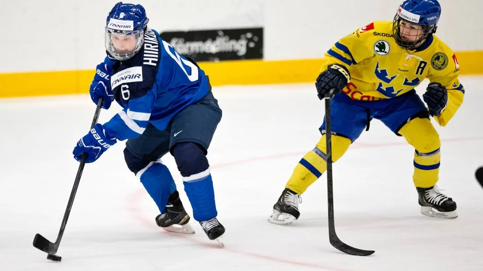 LANDSLAGSKAPTEN. Jenni Hiirikoski är kapten i finska landslaget och Luleå Hockeys drömvärvning. Här har hon lurat Annie Svedin i en landskamp.