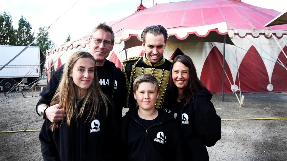 I SAMARBETE. Cirkus Brazil Jack skänker 300 biljetter till organisationen Vildakidz och utsatta barn. Här är cirkusdirektören Trolle Rhodin tillsammans med Vildakidzgrundaren Anna Karlsson och hennes familj Stefan Karlsson, barnen Rebecca och Markus Karlsson - som var på plats under en av föreställningarna på söndagen.