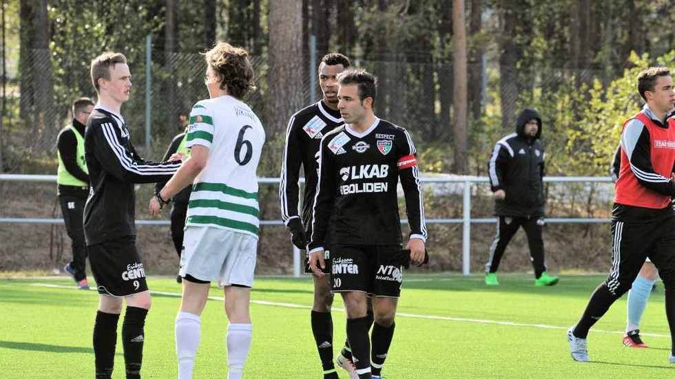 Räckte inte till seger. Aaroon Spear gjorde två mål mot Morön, det sista med bra minuter kvar. Men gästern hann ändå kvittera.