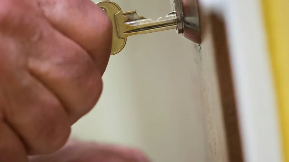 Öppet. Bluffpolisen stal nycklarna till låset – som inte byttes förrän efter två dagar.