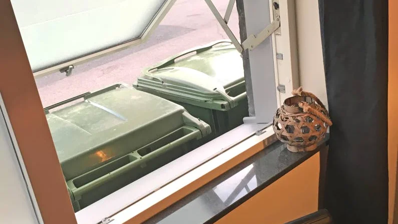 VARDAGSRUMMET. Fönstret är är det enda som går att öppna och vädra med i lägenheten.