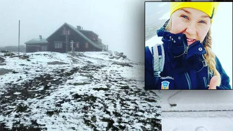 MORGON I FJÄLLEN. Så här såg det ut kvart i åtta på torsdagsmorgonen i Låktatjåkko fjällstation. "Det är lite väl tidigt med snö i augusti", säger stugvärden Emilia Aasa.