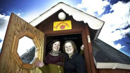 SSU:arna Linnea Lindberg och Viktoria Johansson vill ha ett rödare Europa. Under veckan slog de upp en röd liten valstuga i gymnasiebyn i Luleå. Målet är att förmå fler att använda sin rösträtt i valet till Europaparlamentet.