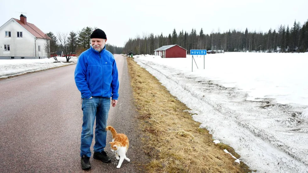 VÄDERBEROENDE. Telefoni i glesbygd är en komplicerad historia. Det har Andreas Hoffsten, som flyttade från Stockholm till Hovlös 2012, fått erfara. Han reagerade på            nyheten om att kopparnätet ska släckas i bland annat grannbyn Forshed, som nästan helt saknar mobiltäckning.