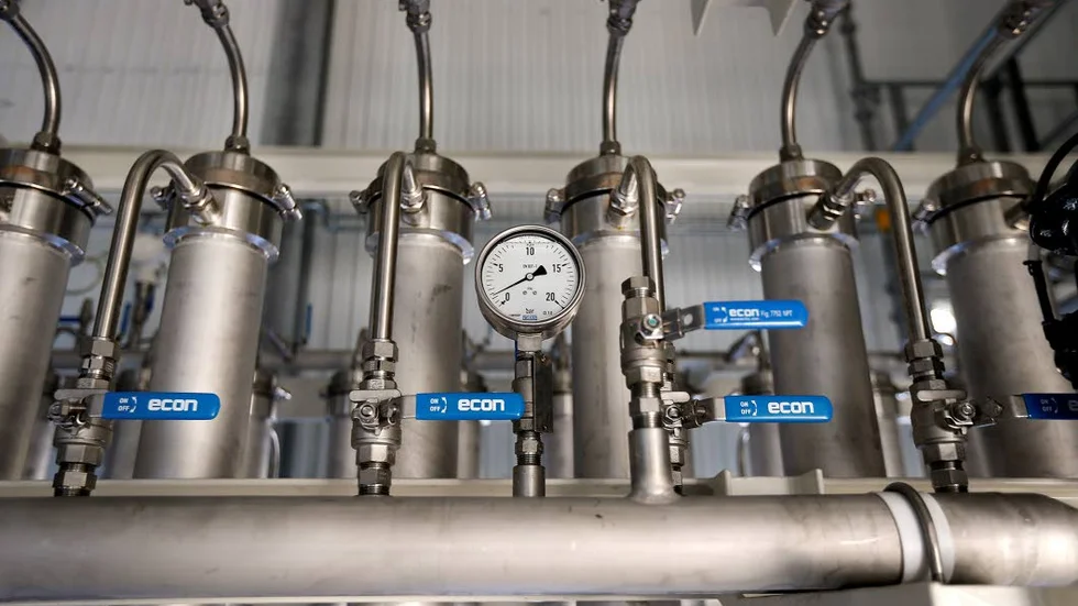 UDDEBO. Här, på Uddebo reningsverk, tillverkas biogas till fordon och levereras till LLT:s biogasbussar. Men biogasprojektet som hållit på sedan 2009 har fått hård kritik från kommunrevisorerna.