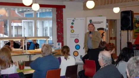 Kjell Morin från Sangis fungerade både som moderator och underhållning  på soppdebatten.