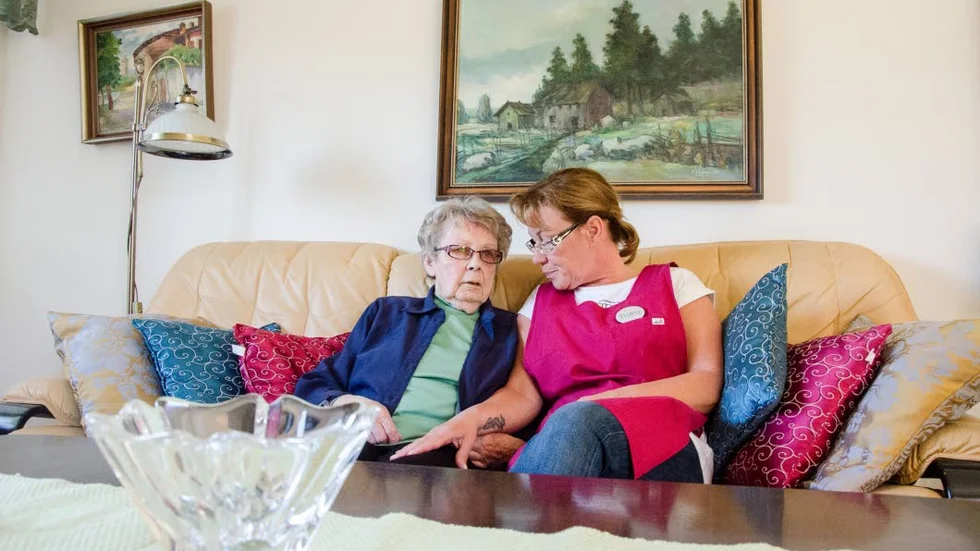 Brukare. Astrid Koski tar emot hemtjänstpersonal i lägenheten hon har bott i sedan 1959. ”Jag hör till inventarierna här”, säger hon. Här är det Yvonne Johansson                 Lindfors som är på besök.