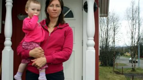 Helena Högberg, ägare till en husvagn i Abisko, är kritisk till att polisen inte skickade någon patrull till husvagnsparkeringen efter att det varit flera inbrott där. Med på bilden är dottern Smilla Tyni. FOTO: Alexander Linder