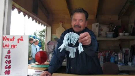 En lott  är inträdeskravet på Puoltikasvaarafestivalen. Sten Karlsson frestar med lottringen.