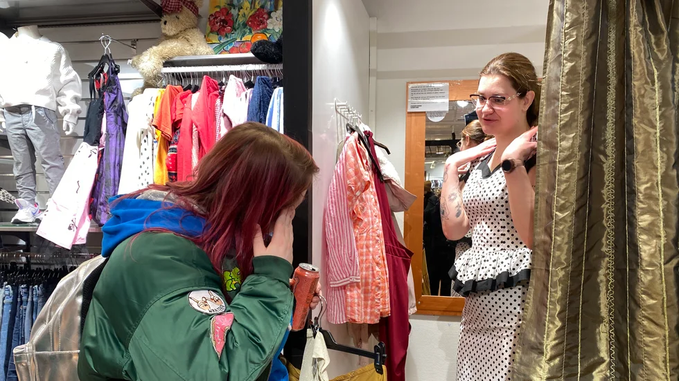 "Det känns bättre i själen" säger Cecilia Cesar. Hon och kompisen Matilda Appelqvist, här i prickigt, köper ofta secondhand-kläder. 