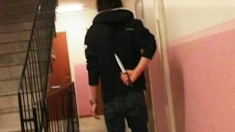 21-åringen dolde kniven när han mötte sin antagonist i trapphuset. Bilden är från polisens rekonstruktion.Foto: polisen