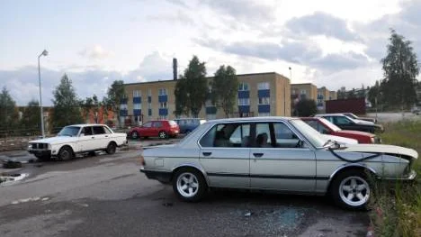 Skrotbilarna togs bort - men strax kom det nya på parkeringen vid Bergmansgatan. FOTO: Marie Ridderström