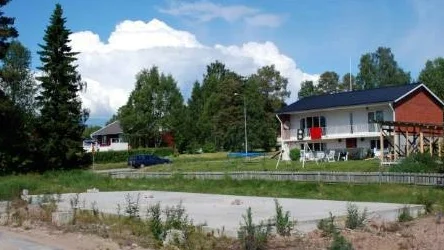 Tomten står redo att ta emot husen från Töre. I november beräknas allt vara klart och behandlingshemmet Insikten kan flytta in. FOTO: Susanne Jansson