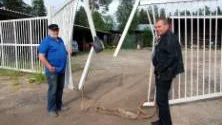 Sture Nordmark och Krister Ekbom vid den förstörda järngrind som forcerades av tjuvarna.