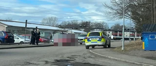 Okänd uppges ha försökt locka till sig barn vid skola