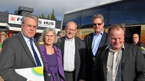 Ett givande besök. Det tycker Per-Ola Eriksson, Sonia Karlsson (S) ledamot i finansutskottet, Stefan Attefall, Karl-Axel Waplan och Bengt Niska. FOTO: K-L SUNDQVIST