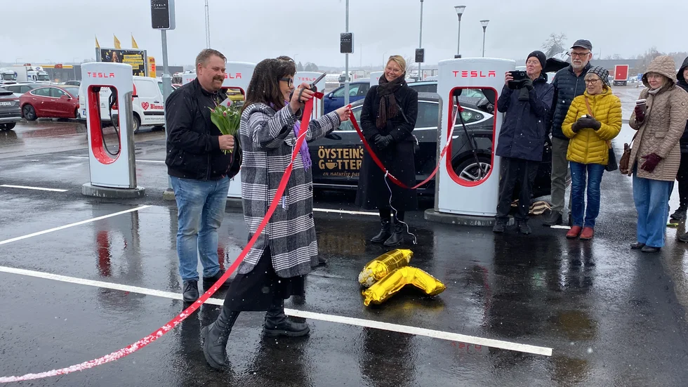Mjölbys kommunalråd Birgitta Gunnarsson inviger Teslas nya laddstation vid Depot Mantorp tillsammans med Öystein Björndahl från klubben Tesla Owners West Sweden.