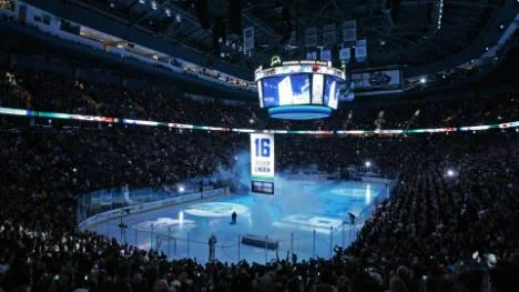 I Kanada får hjältar den uppskattning de förtjänar. Här är det Vancouverlegenden                Trevor Linden som får sitt nummer upphöjt i General Motors Place. NSDs Pelle Johansson vill se liknande scener i den nybyggda Coop Arena. Luleå Hockey har inte varit bra på att värna sin historia. Det måste bli ändring på                 det. Foto: SCANPIX