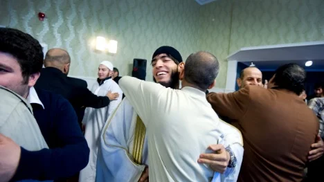 När imamen Mohamed Amri, i svart kalott, har hållit sin Eidpredikan utbryter ett stort kramkalas.