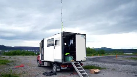 Här sitter arbetsledaren Sverker Olsson, SGU, och arbetar med utrustningen. I den här skåpbilen läser man sedan av de seismiska    mätarna när de tar emot vibrationerna från hydraulhammaren.FOTO: Aron Engman