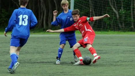 Lagkaptenen Jesper Gylling i kamp med en motståndare. Och 15-årige Gylling uppskattade matcherna.