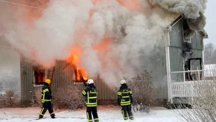 En villa började brinna i Nikkala utanför Haparanda på söndagsmorgonen. Två personer dog i branden.