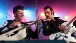 Brolle och PA Petersson, bas och gitarr, rockade för Badhusparkens publik, sent på lördagskvällen när Rock ´n´ roll on tour hade premiär i Piteå.Foto: peter skaugvold