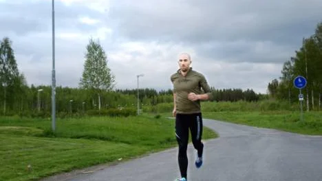 Mikael Stenqvist siktar in sig på en tid under 2.48 i dagens maratonlopp mellan Luleå och Boden. "Det är fyra år sedan jag gjorde ett maraton", säger Stenqvist.