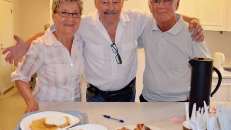 Våffelkafé med Bowlingpensionärerna Lena Eriksson, P-O Dynesius och Göran Olofsson.