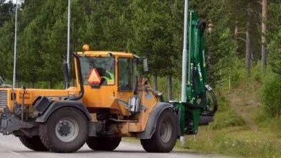 Gällivare kommun har investerat i en slaghack för att effektivt röja buskar och sly, diskeskanter och grova gräs-ytor.                                                               FOTO: Marie Ridderström